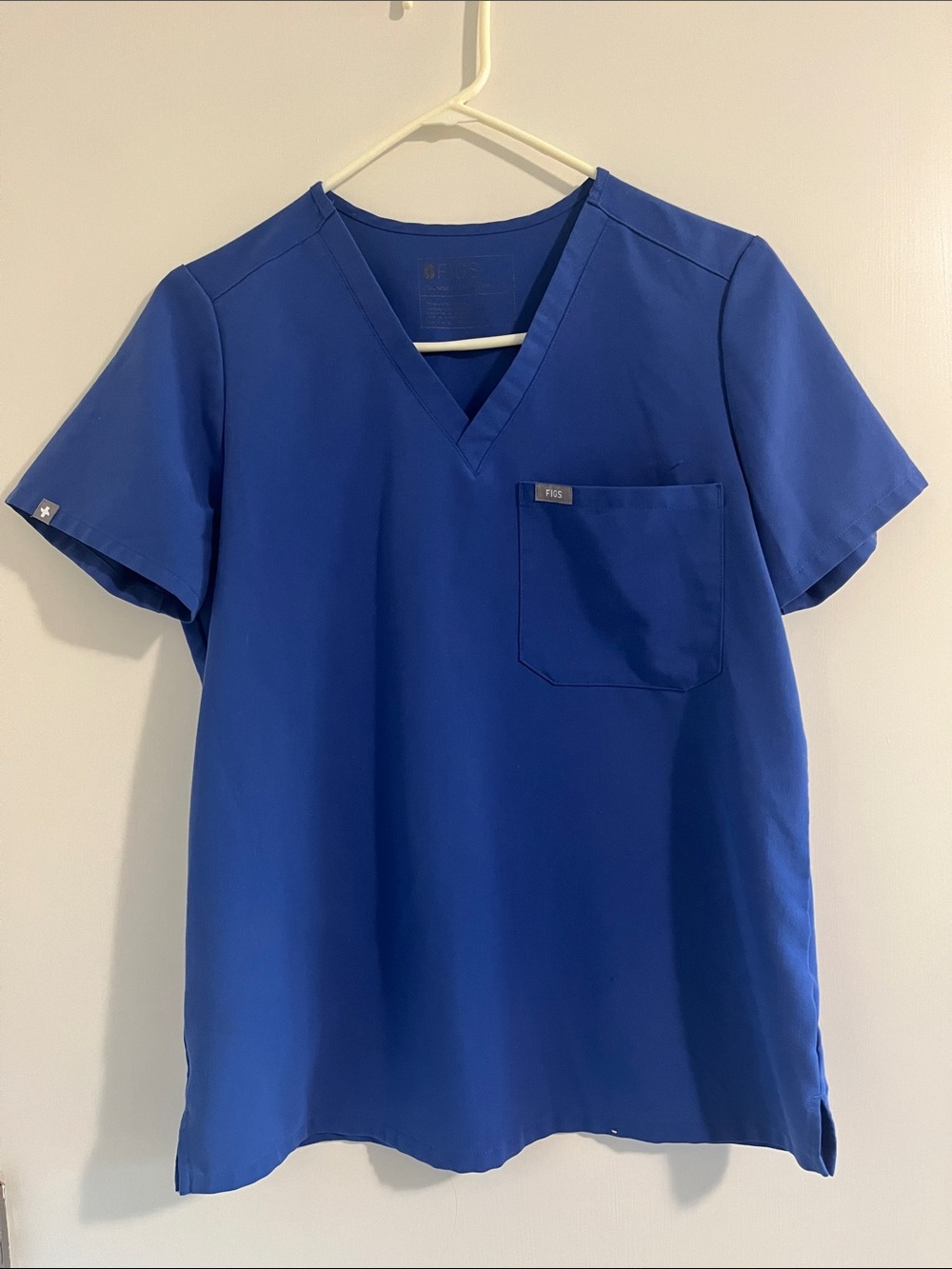 Figs Men’s V-Neck Scrub Top in Royal Blue
